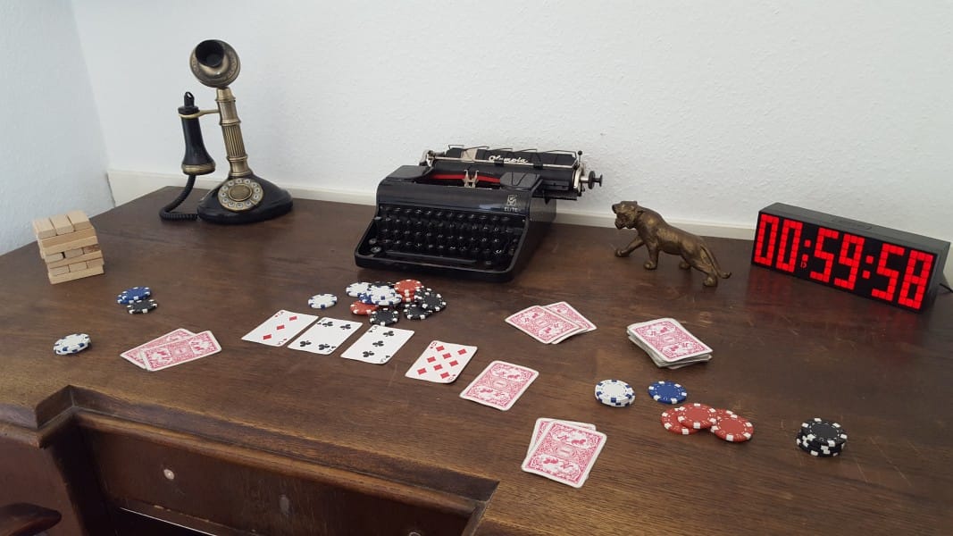 prison escape tisch mit spielkarten
