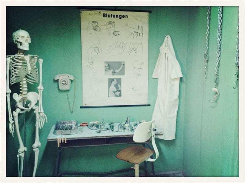 doc eisenbarth tisch mit skelett