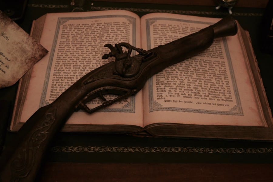 alte waffe auf buch alte waffe auf buch